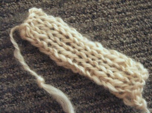 Echantillon tricoté gros à partir d'un petit filage de Wensleydale, une laine de mouton aux propriétés très proches de l'angora (longues fibres brillantes et douces)